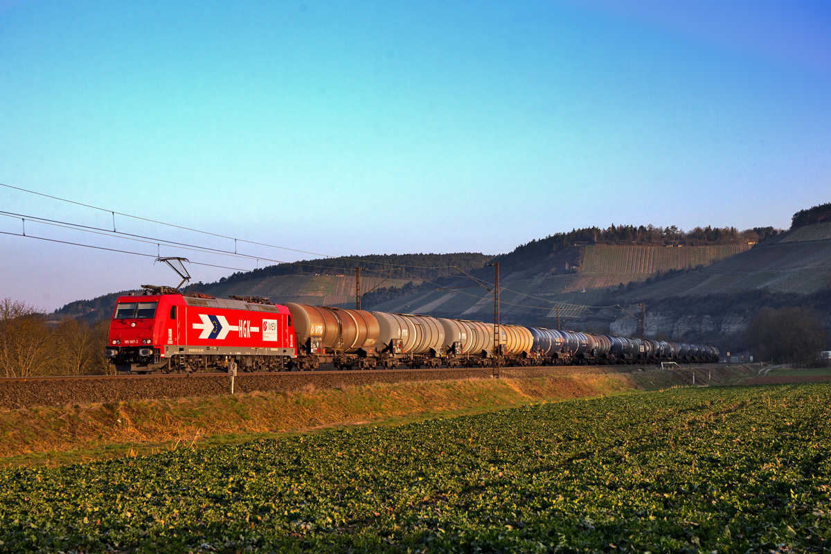 Die 185 587-3 der HGK donnert am frühen Morgen bei Himmelstadt mit einem Mineralölzug durchs Maintal.Bild vom 14.3.2016