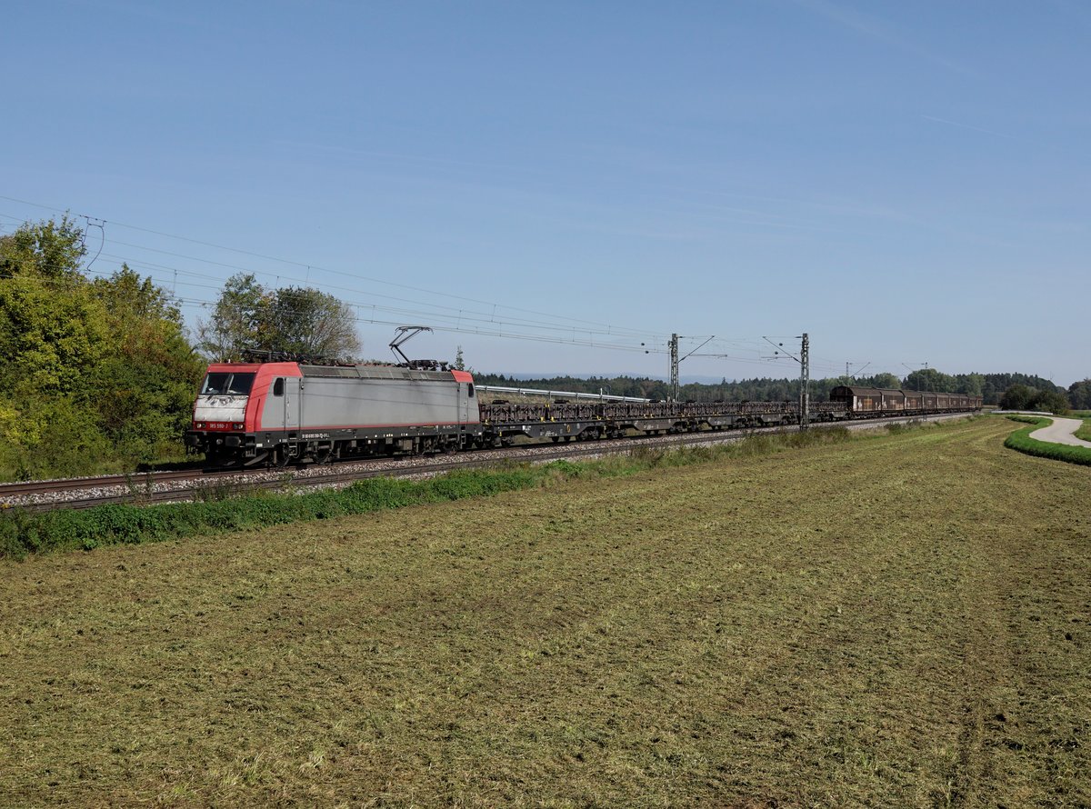 Die 185 590 mit einem Güterzug am 16.09.2018 unterwegs bei Sünching.