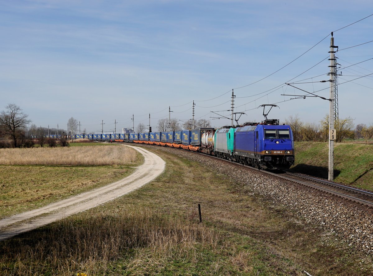 Die 185 595 und die 185 613 mit einem KLV-Zug am 17.03.2019 unterwegs bei Rutzing.