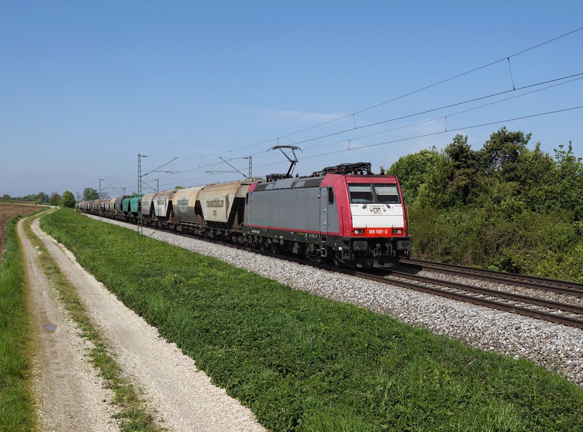 Die 185 597 mit einem Getreidezug am 06.05.2017 unterwegs bei Langenisarhofen.