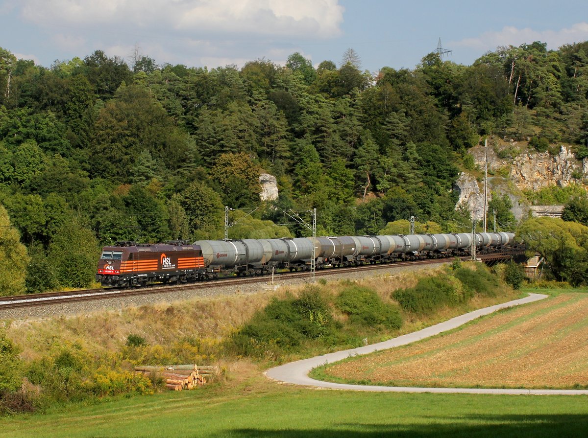 Die 185 599 mit einem Kesselzug am 10.09.2016 unterwegs bei Eßlingen.
