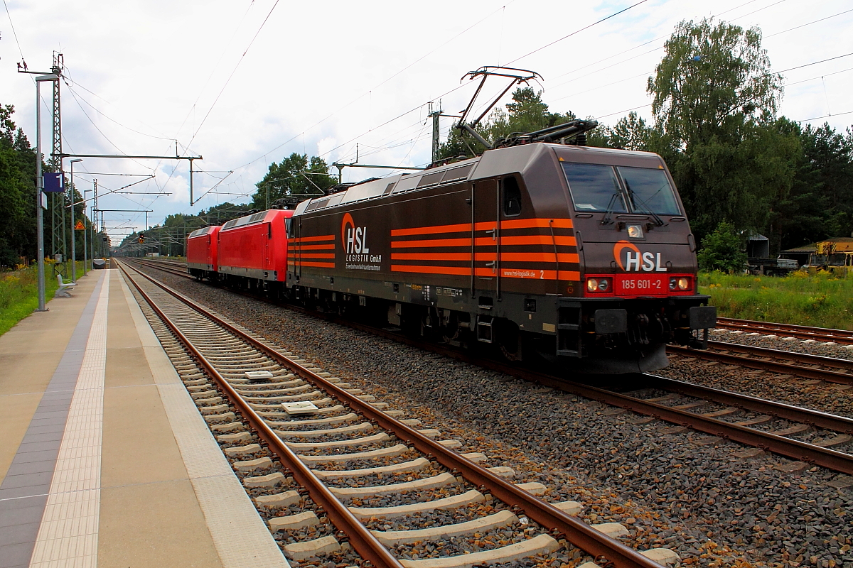 Die 185 601-2 der HSL mit einem Lz bestehend aus zwei 145-ern, hier bei der Durchfahrt am 20.08.2017 in Nassenheide.