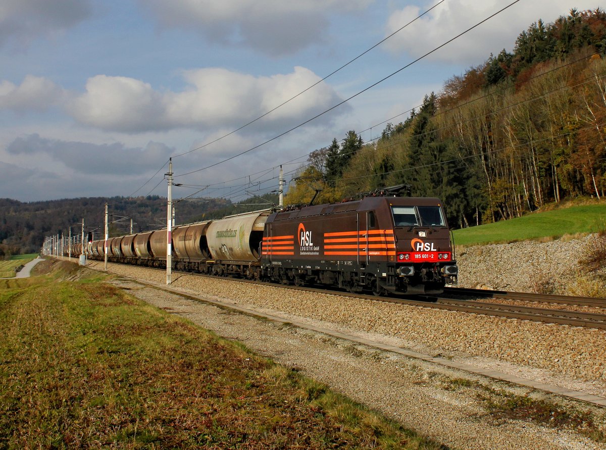 Die 185 601 mit einem Getreidezug am 13.11.2016 unterwegs bei Wernstein.
