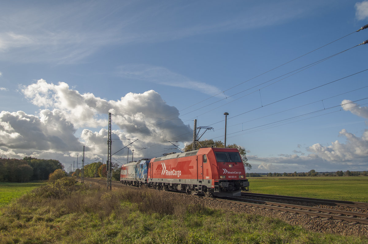 Die 185 603-8 & 185 350-6 durchfahren den Bahnhof Schönermark (Uckermark) in Richtung Schwedt/O.
19/10/2020