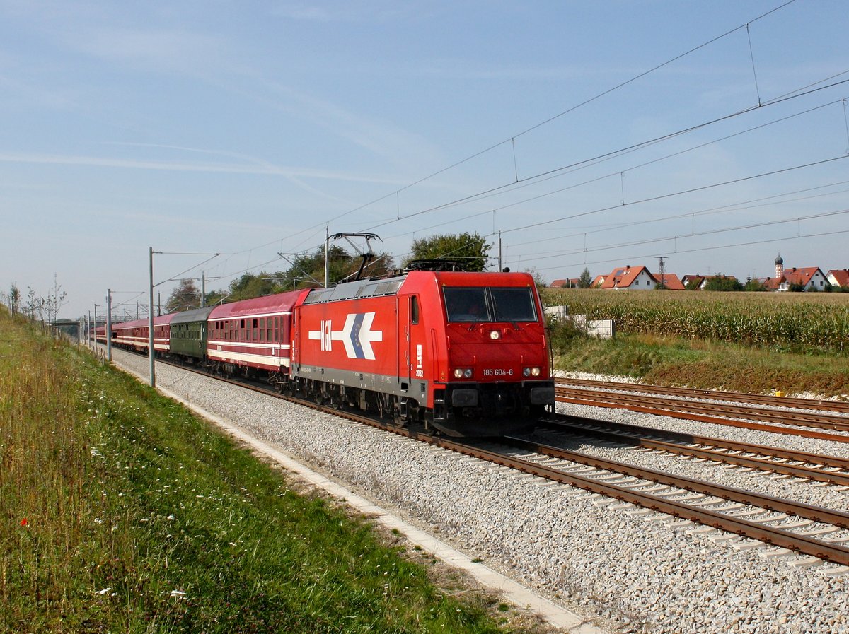 Die 185 604 mit einem Wiesensonderzug am 24.09.2011 unterwegs bei Hattenhofen.