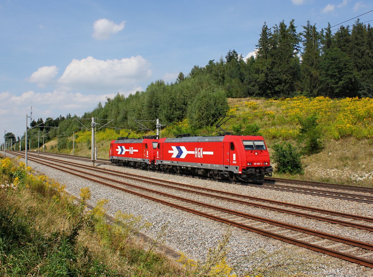 Die 185 605 und die 185 585 am 02.09.2016 unterwegs bei Unterweilbach.