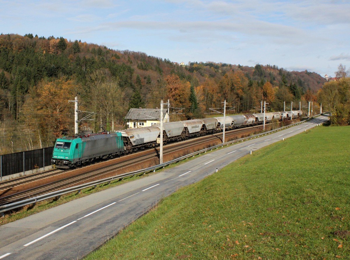 Die 185 607 mit einem Getreidezug am 10.11.2013 unterwegs bei Wernstein.