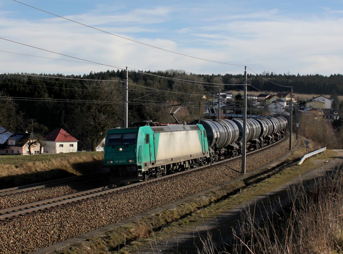 Die 185 607 mit einem Kesselzug am 08.02.2014 unterwegs bei Haiding.