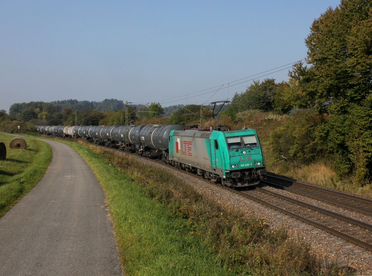 Die 185 608 mit einem Kesselzug am 08.10.2013 unterwegs bei P�lling.