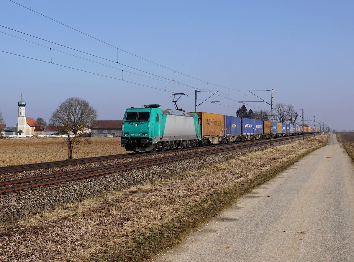 Die 185 609 mit einem Containerzug am 04.03.2018 unterwegs bei Amselfing.