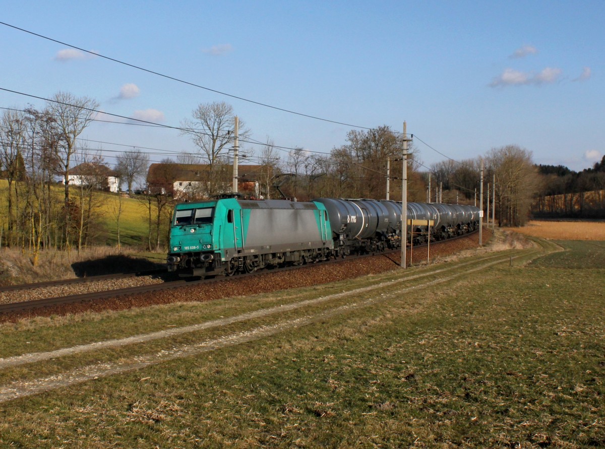 Die 185 609 mit einem Kesselzug am 23.02.2014 unterwegs bei Kimpling.