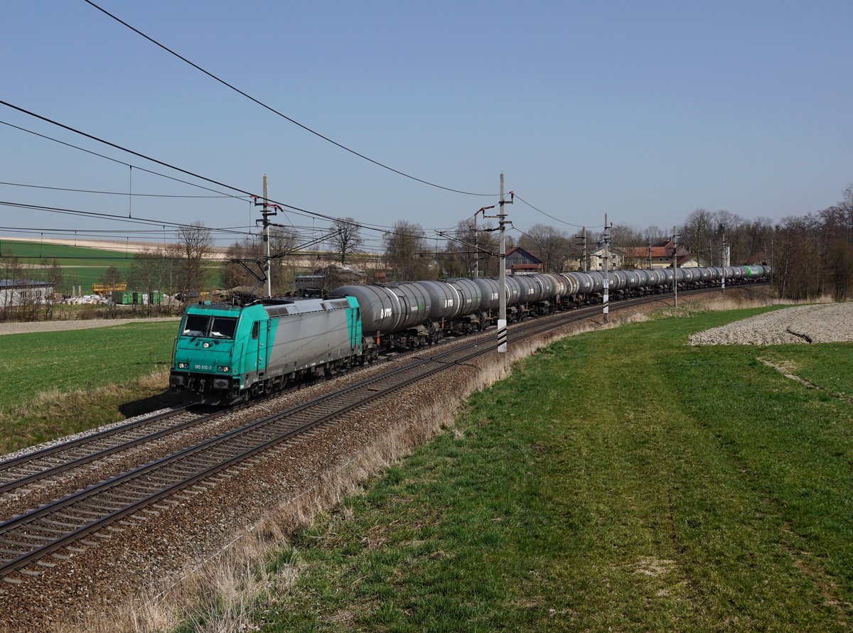 Die 185 610 mit einem Kesselzug am 08.04.2018 unterwegs bei Kimpling.