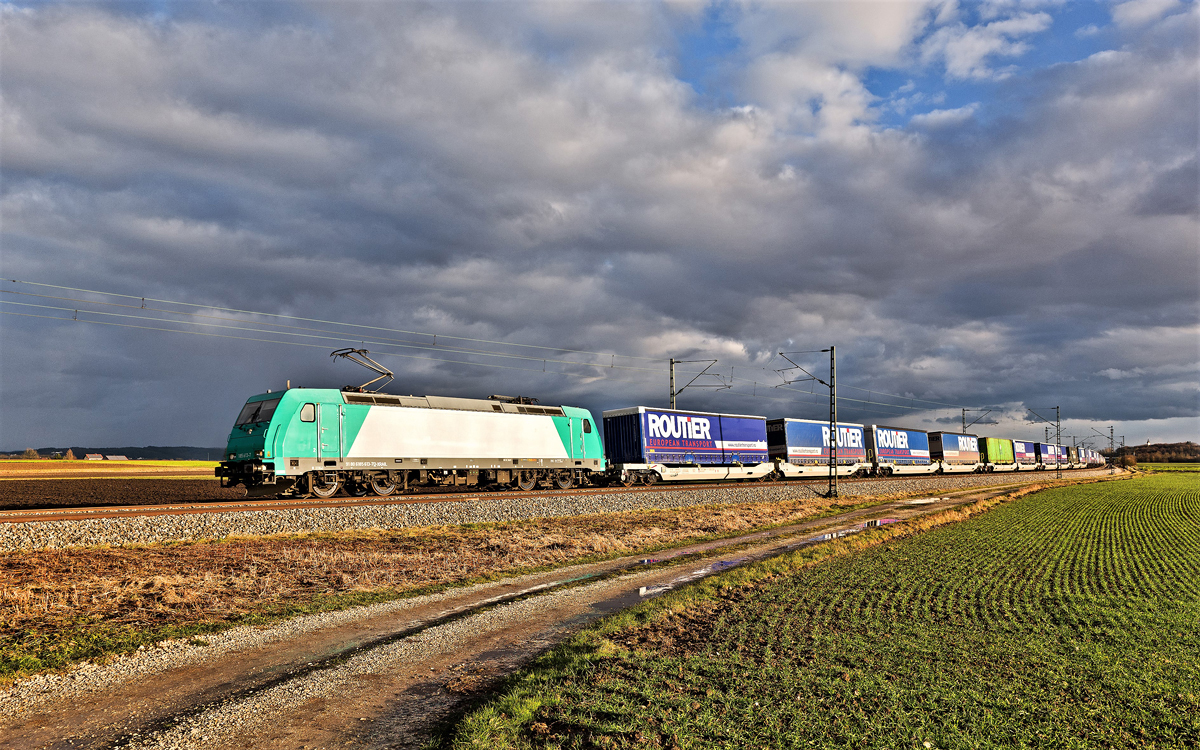 Die 185 613-7 fährt ein Tag nach dem mächtigen Sturm Frederike mit einem KLV Zug vom rumänischen Transportdienstanbieter Routiertransport.ro in Niedermünchsdorf nach Nord vorüber.Bild 19.1.2018
