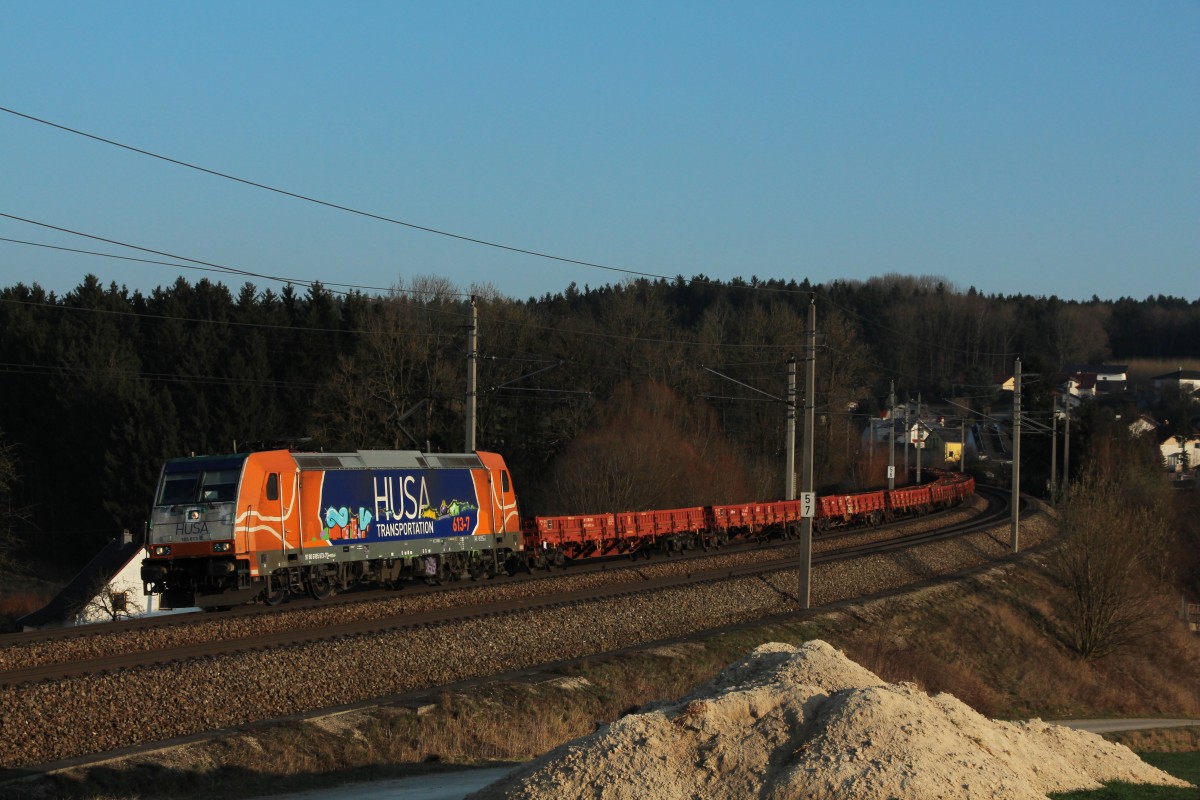 Die 185 613-7 für Ecco-Rail unterwegs fährt mit dem SGAG 41188 He-Pag auf der Passauer Bahn bei Haiding am 09.03.2014.
