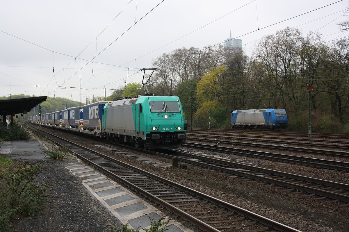 Die 185 613-7 mit einem Güterzug durch Köln West, im Hintergrund steht 185 520-4 abgestellt.

Köln West
11.04.2018