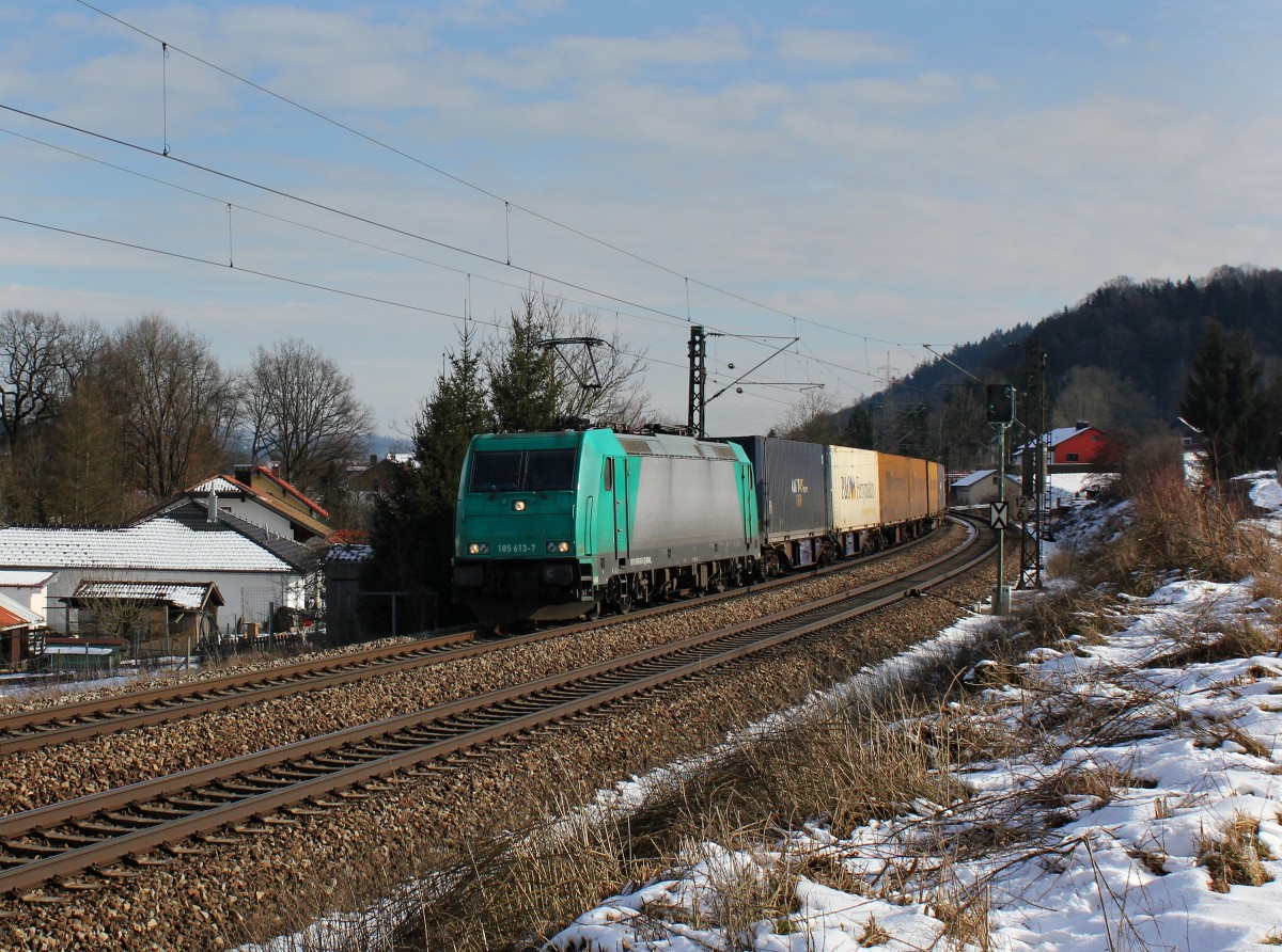 Die 185 613 mit einem Containerzug am 01.02.2015 unterwegs bei Seestetten.