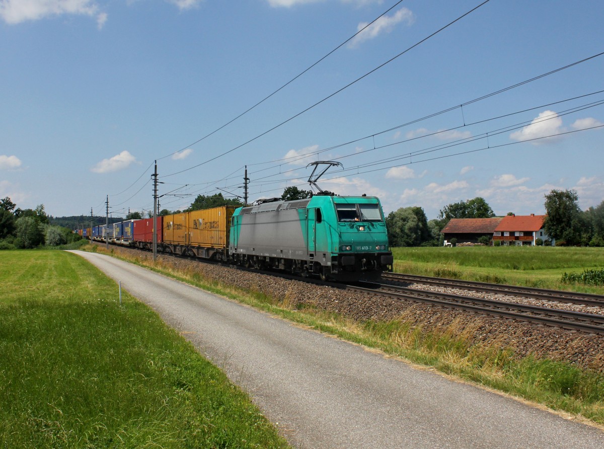 Die 185 613 mit einem KLV-Zug am 28.06.2015 unterwegs bei Heitzingerau.