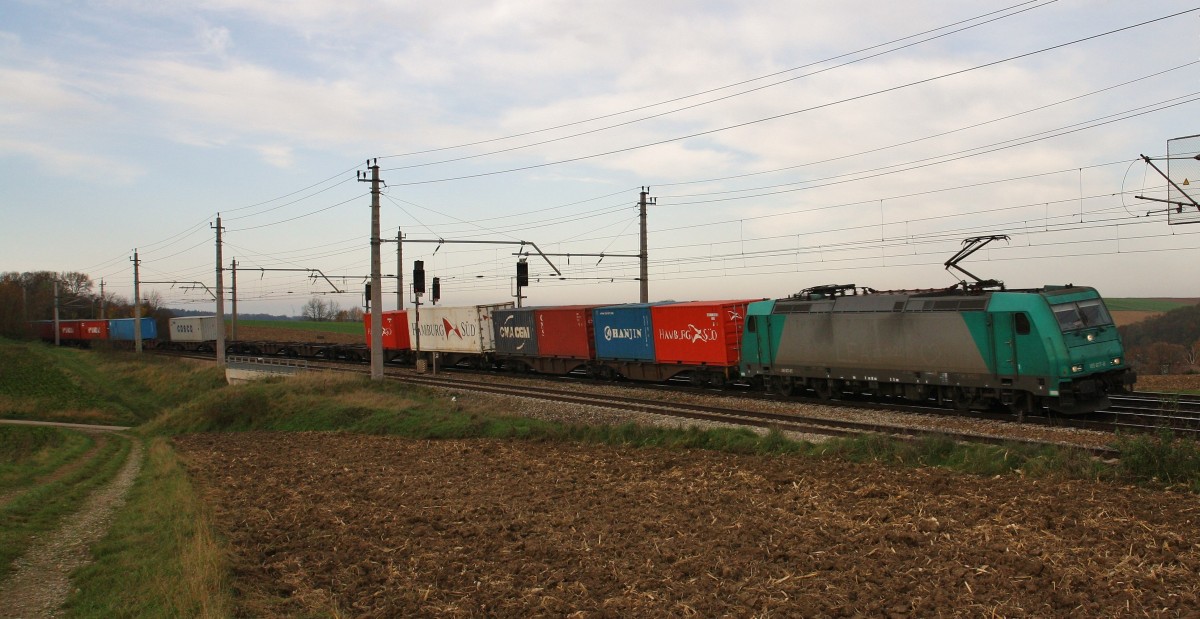 Die 185 617-8 von TXL ist am 12.11.2014 mit einem Containerzug auf der Westbahn unterwegs. Hier beim Einfahren in den Bahnhof Böheimkirchen Richtung Wien.
