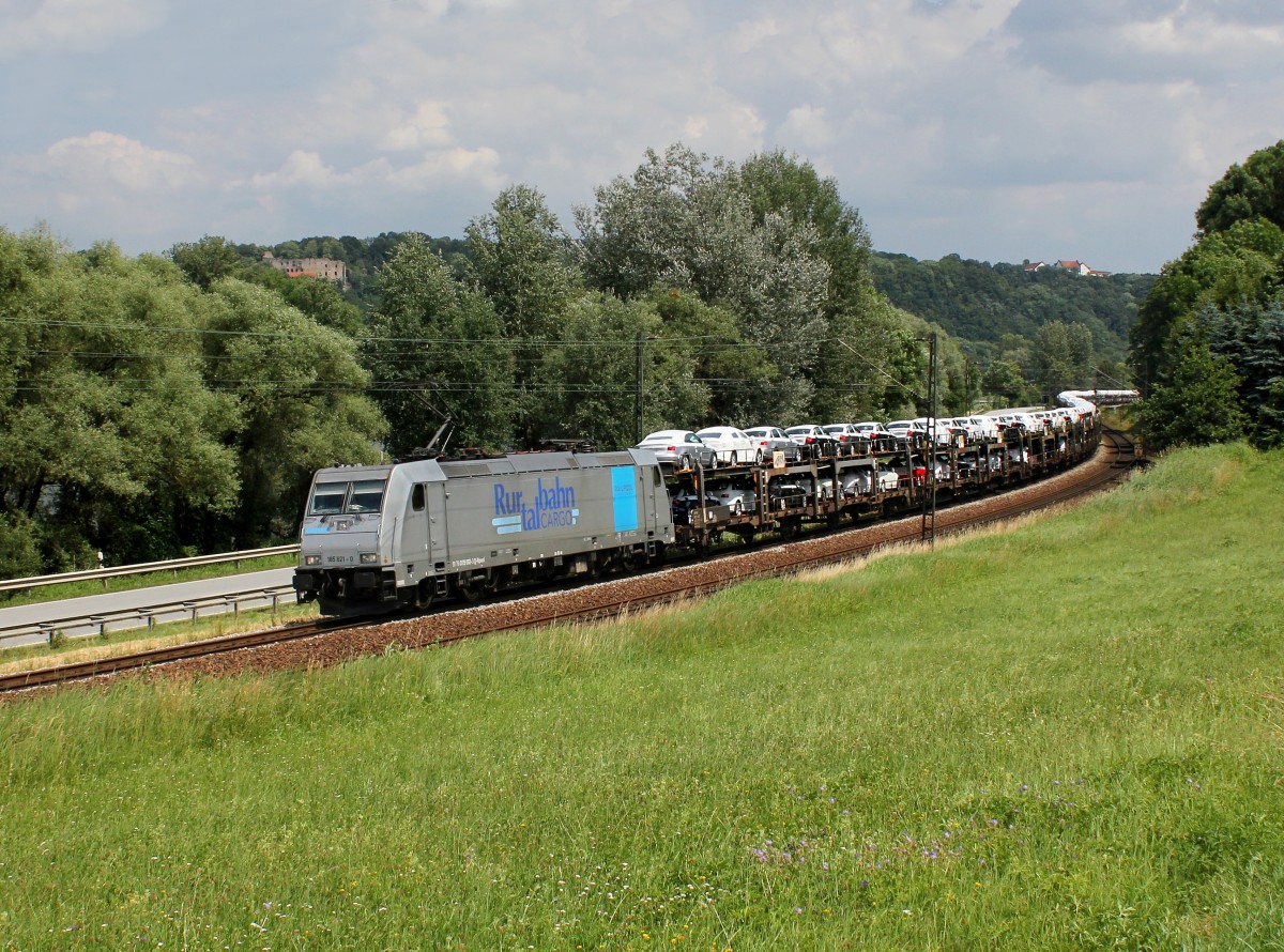 Die 185 621 mit einem Autozug am 19.06.2014 unterwegs bei Pleinting.