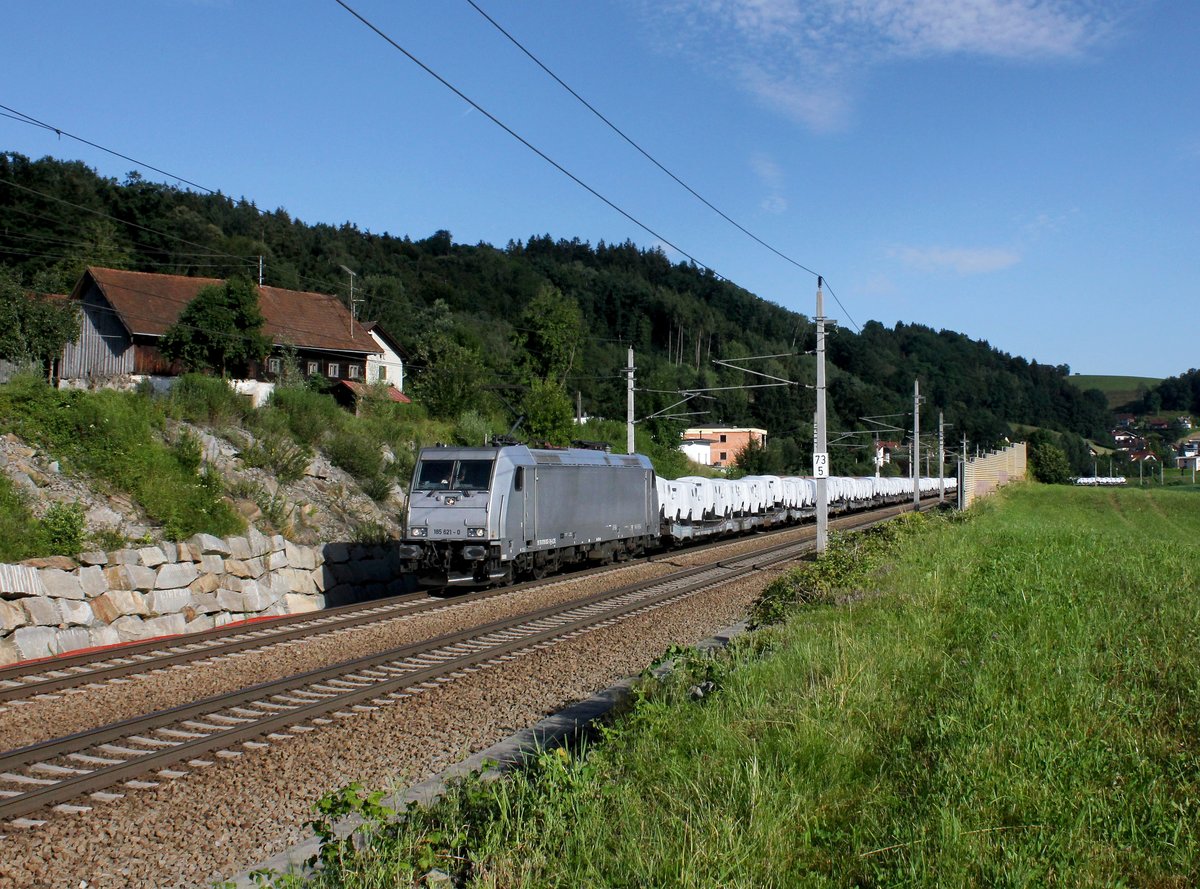 Die 185 621 mit einem Autozug am 10.07.2016 unterwegs bei Wernstein.