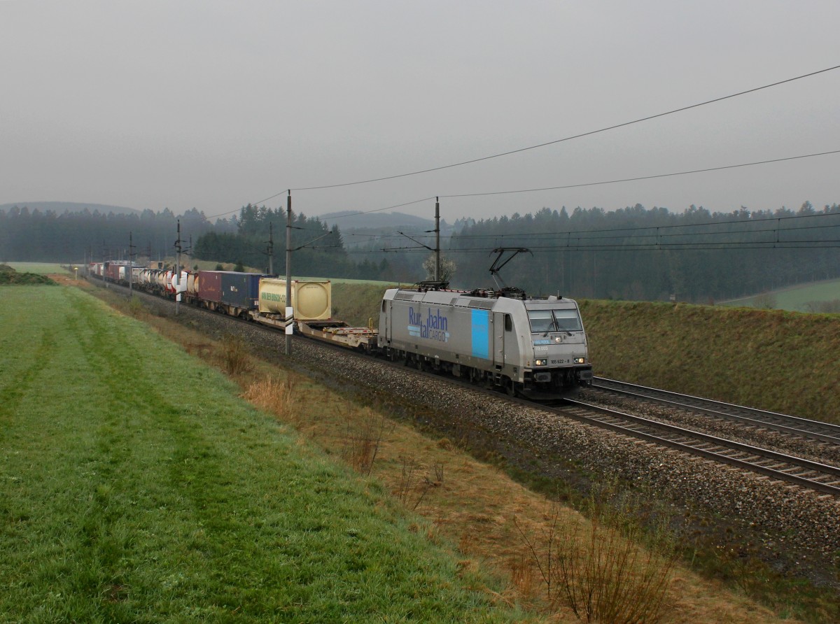 Die 185 622 mit einem umgeleiteten KLV-Zug am 05.04.2014 unterwegs bei Pöndorf.