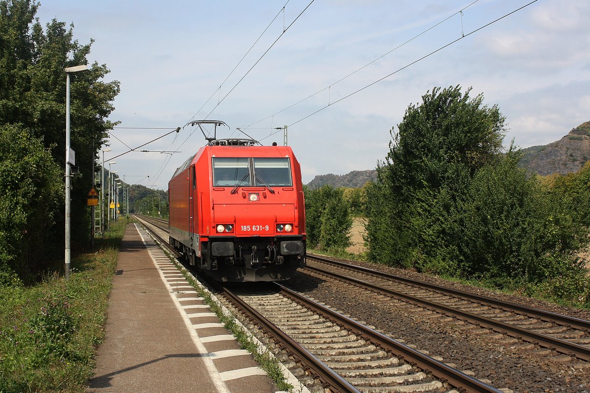 Die 185 631-9 der HGK solo aus Köln kommend durch Namedy in Richtung Koblenz.

Namedy
17.08.2018