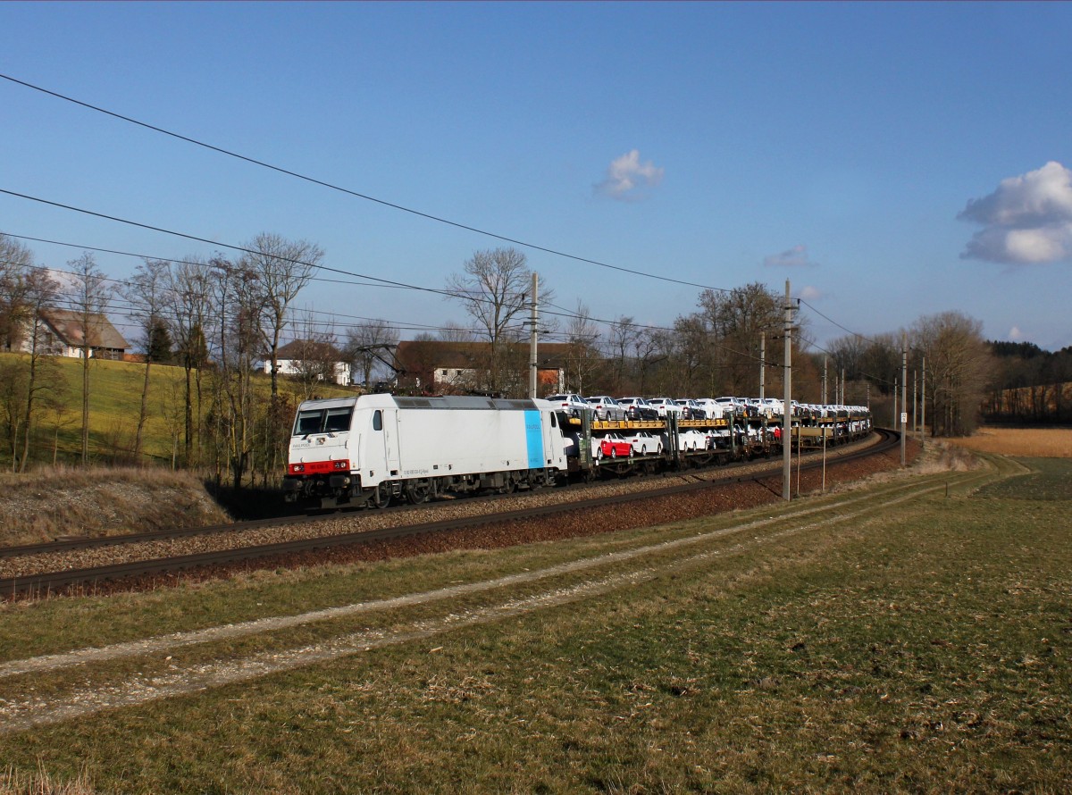 Die 185 636 mit einem Autozug am 23.02.2014 unterwegs bei Kimpling.