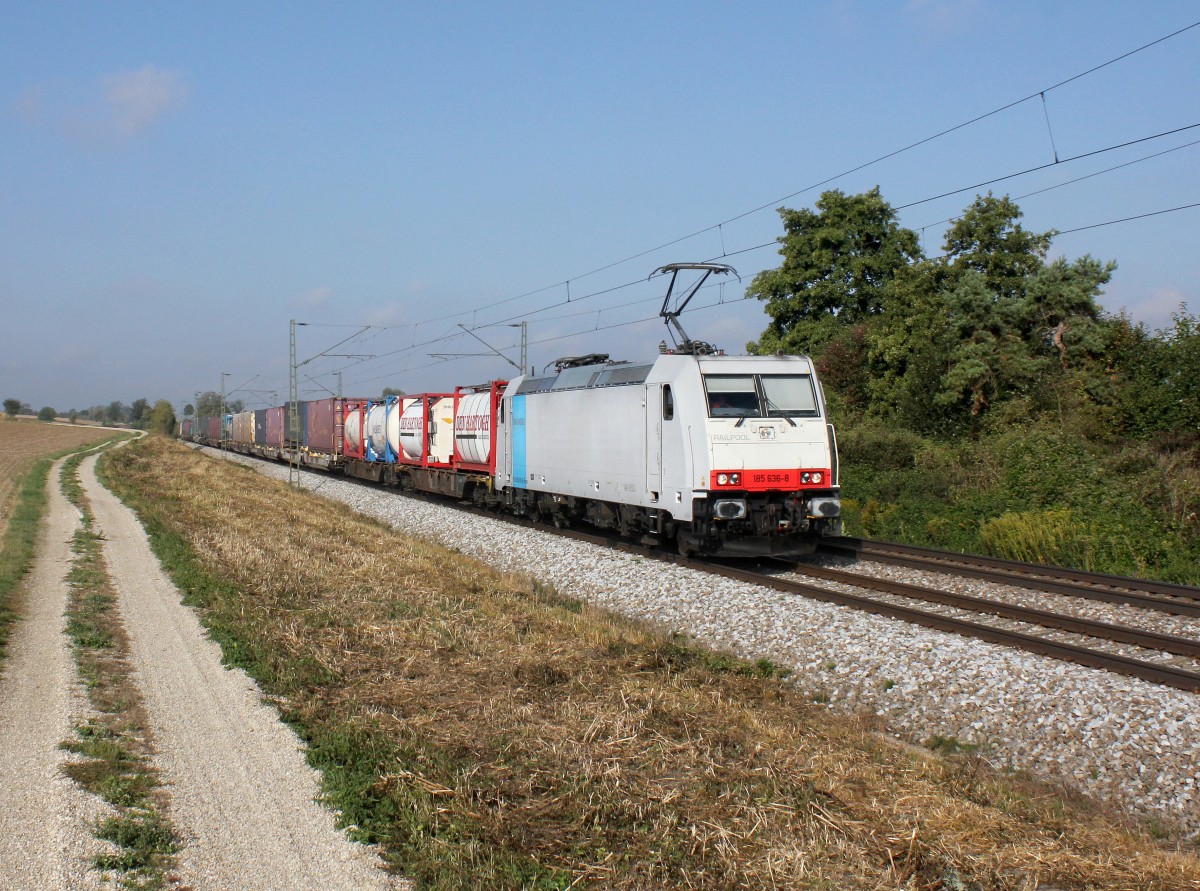 Die 185 636 mit einem KLV-Zug am 19.09.2015 unterwegs bei Langenisarhofen.