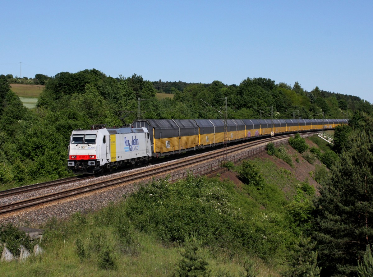 Die 185 637 mit einem Autozug am 06.06.2014 unterwegs bei Laaber.