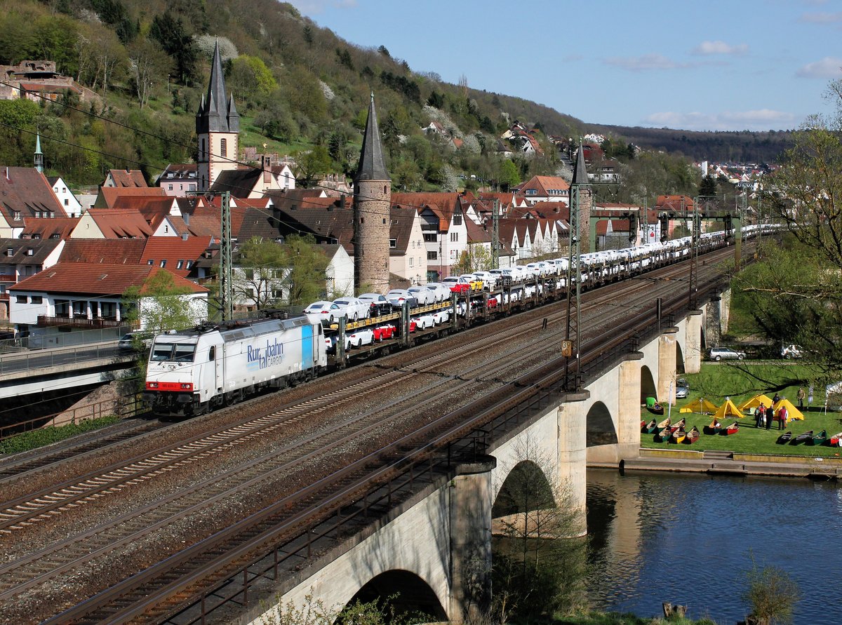 Die 185 639 mit einem Autozug am 18.04.2015 bei der Durchfahrt in Gemünden.