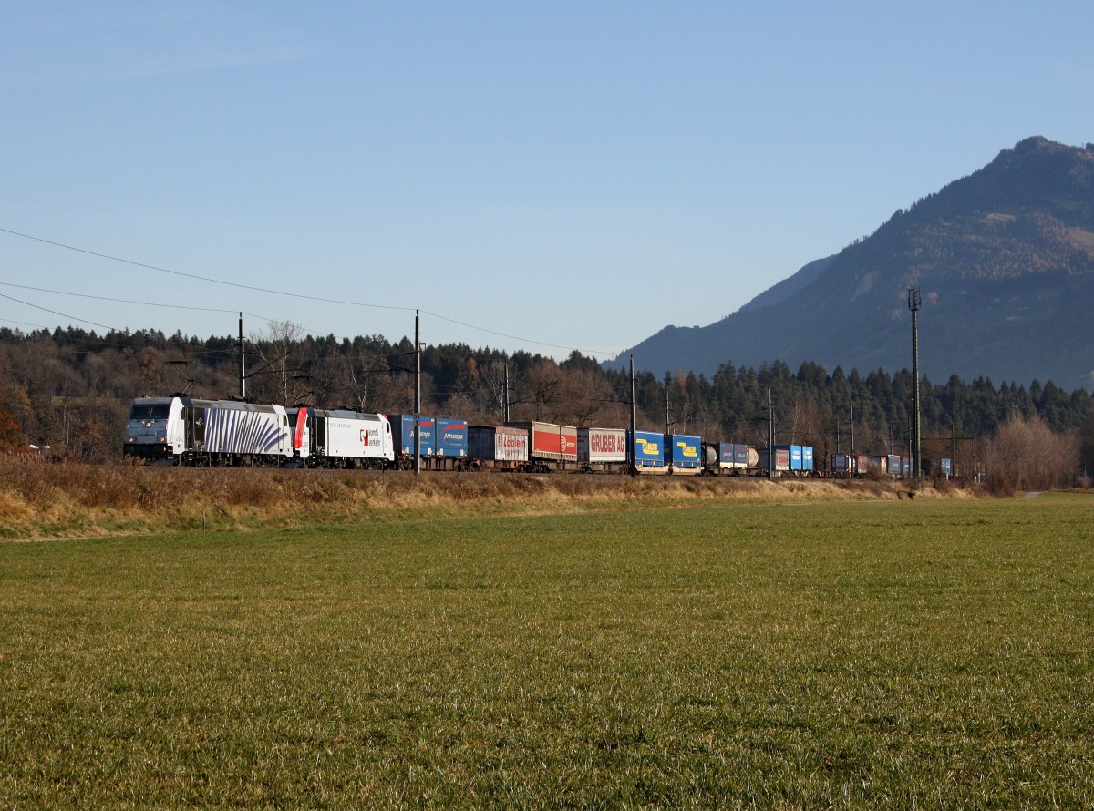 Die 185 662 und die 185 665 mit einem KLV-Zug am 19.11.2011 unterwegs bei Terfens.