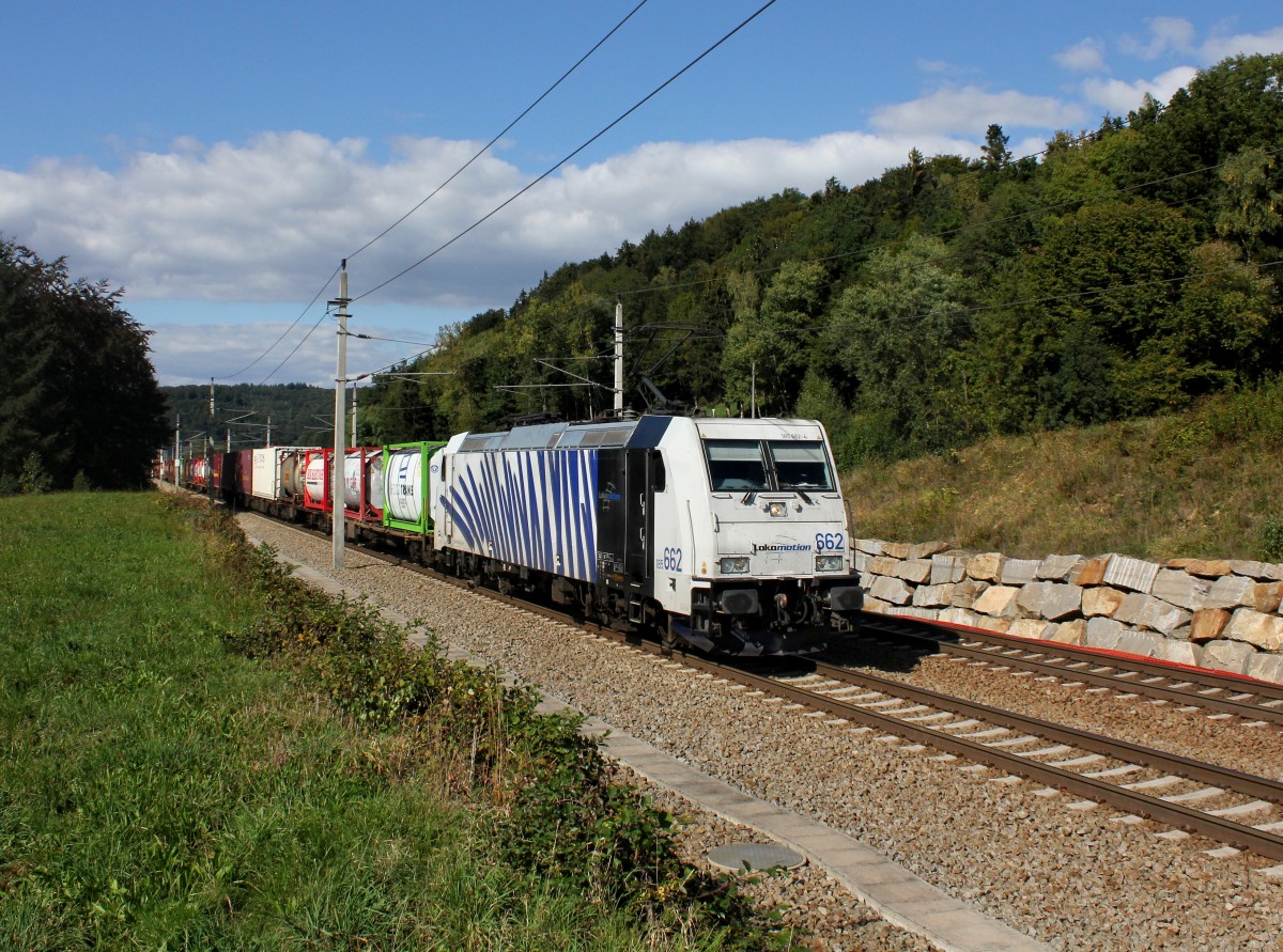Die 185 662 mit einem Containerzug am 27.09.2015 unterwegs bei Wernstein.