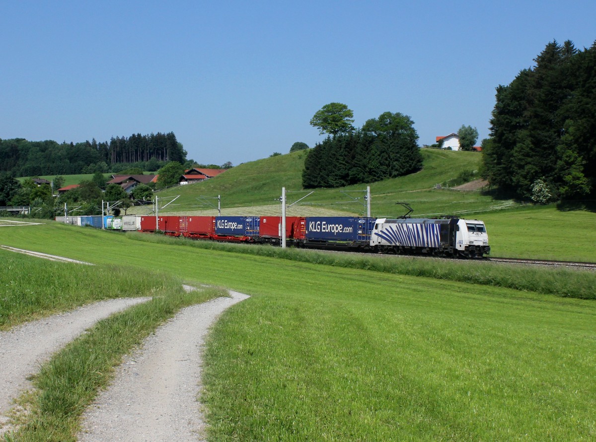 Die 185 663 mit einem KLV-Zug am 05.06.2015 unterwegs bei Axdorf.