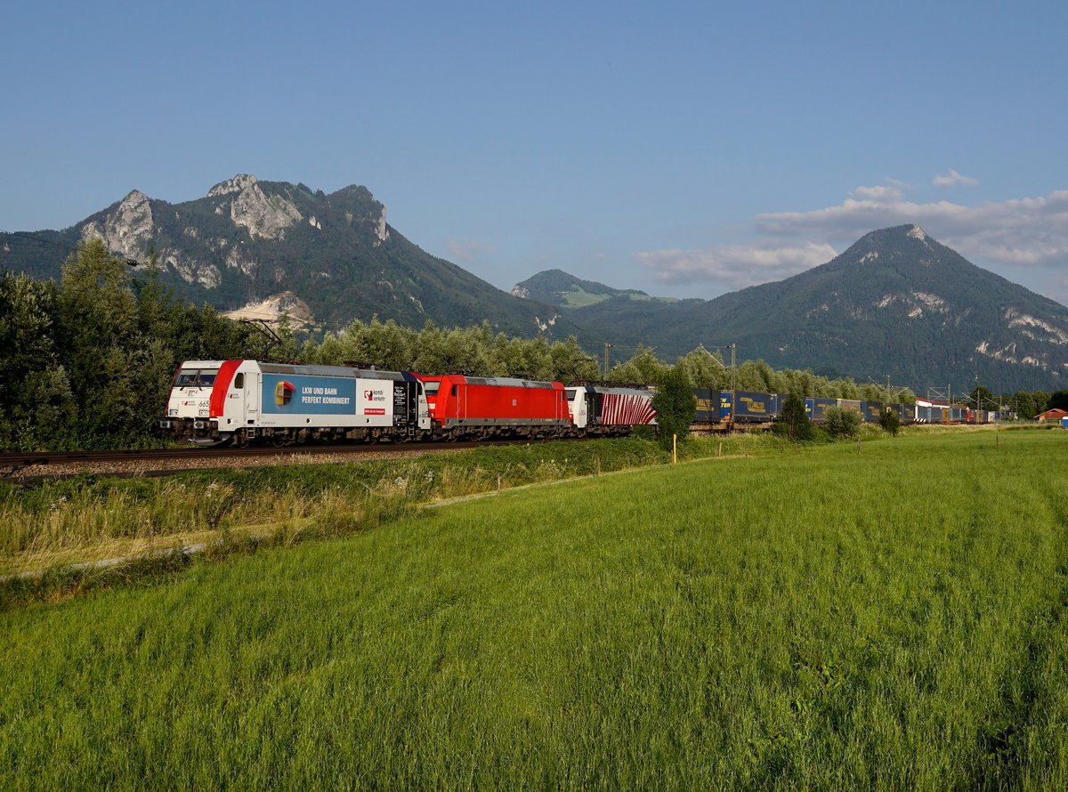 Die 185 665, die 185 384 und die 189 904mit einem KLV-Zug am 16.06.2018 unterwegs bei Brannenburg.