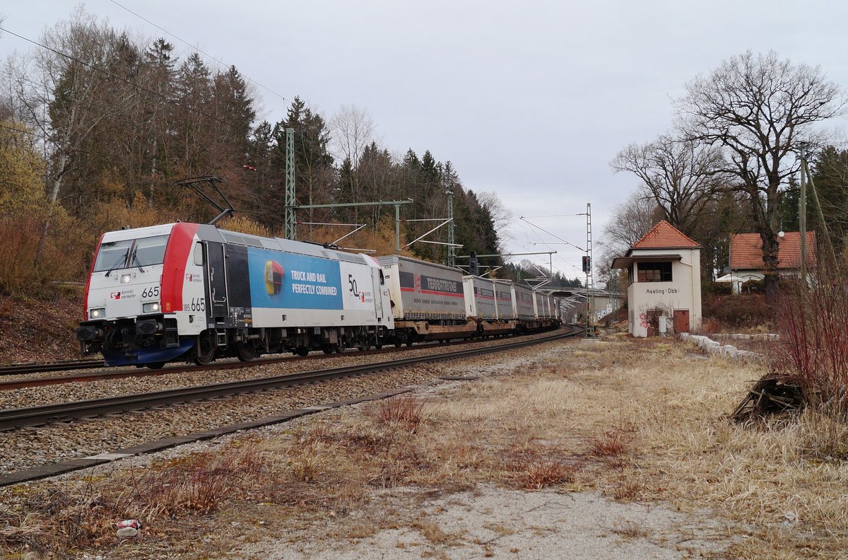 Die 185 665  50 Jahre Kombiverkehr  war am 20.02.2020 für die Beförderung eines Terratrans-KLVs eingeteilt und durchfuhr am späten Vormittag den idyllischen Bahnhof Aßling in Oberbayern in Richtung Süden.