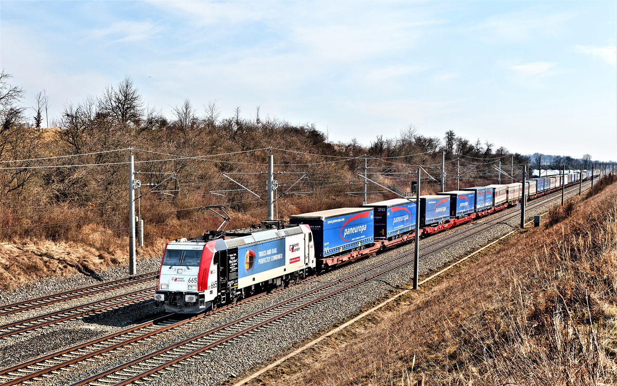 Die 185 665 ist in Hattenhofen mit einem KLV Zug nach Nord unterwegs.Bild 25.3.2018