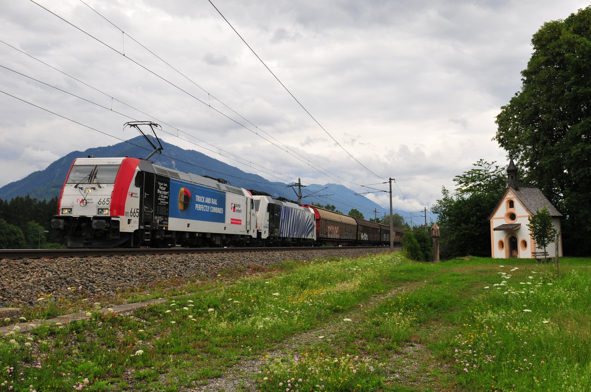 Die 185 665  Kombi-Verkehr  und die 186 442 von Lokomotion vor einem Güterzug am 05.07.18 bei Brixlegg in Richtung Brenner.