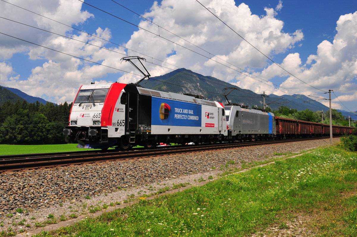 Die 185 665  Kombi Verkekr  und eine Schwestermaschine am 19.07.16 bei Brixlegg in Richtung Innsbruck.