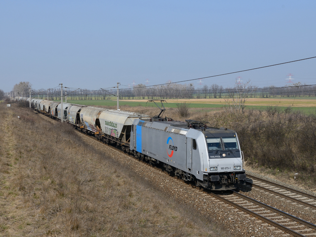 Die 185 673  Floyd  war am 08.03.2014 mit dem Getreidezug 47199 auf der Ostbahn in Fahrtrichtung Ungarn unterwegs, und wurde kurz vor  Gramatneusiedl fotografiert. 