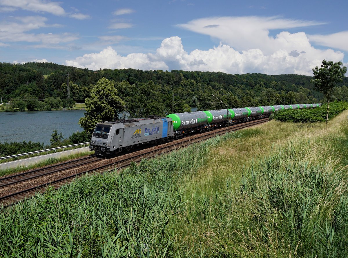 Die 185 673 mit einem Kesselzug am 03.06.2018 unterwegs bei Sandbach.