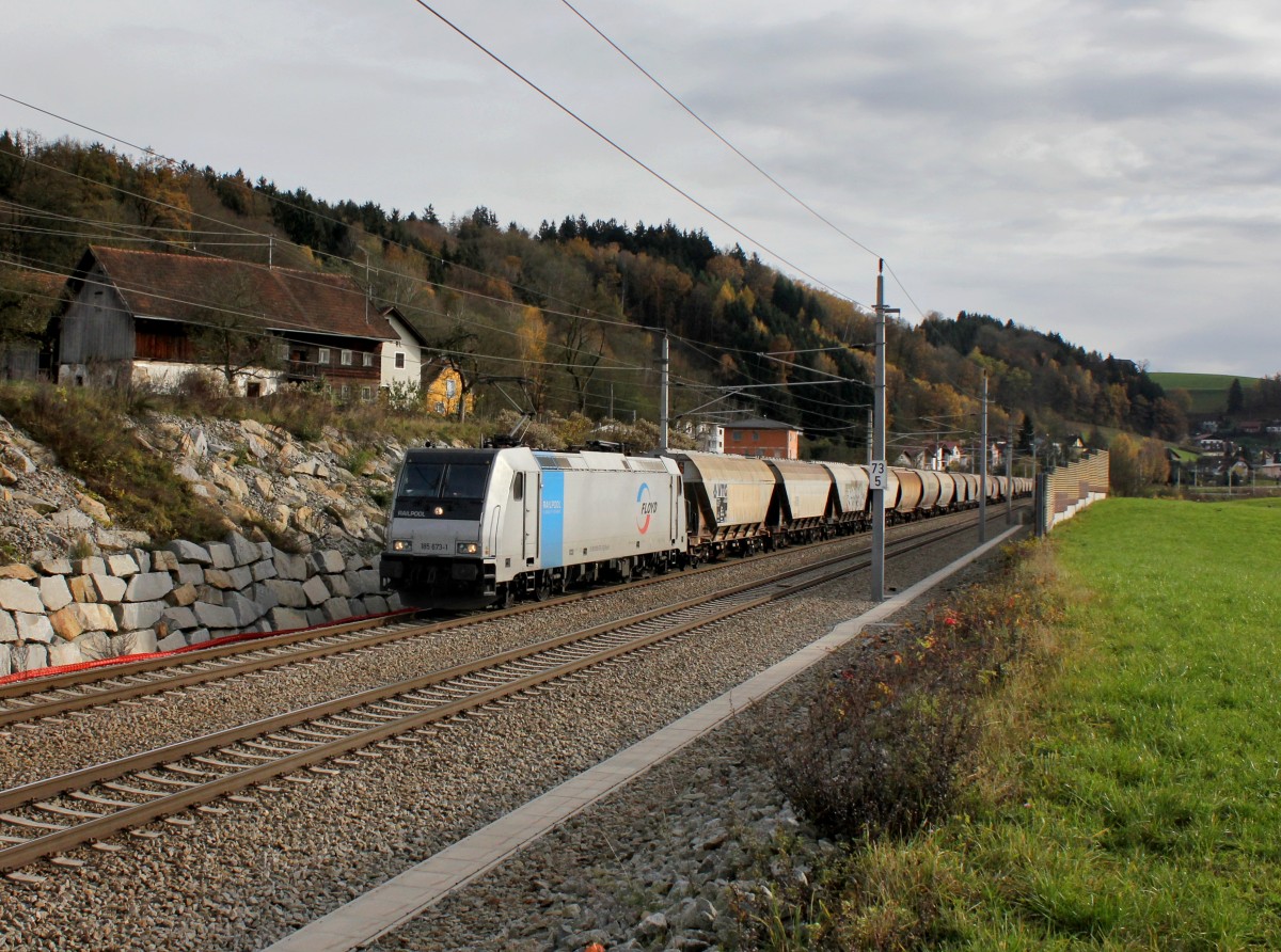 Die 185 673 mit einem Getreidezug am 10.11.2013 unterwegs bei Wernstein.