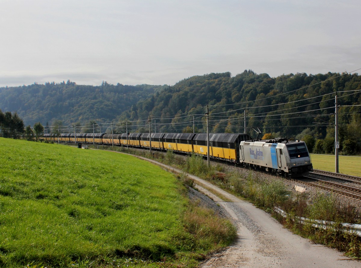Die 185 676 mit einem Autozug am 05.10.2013 unterwegs bei Wernstein.