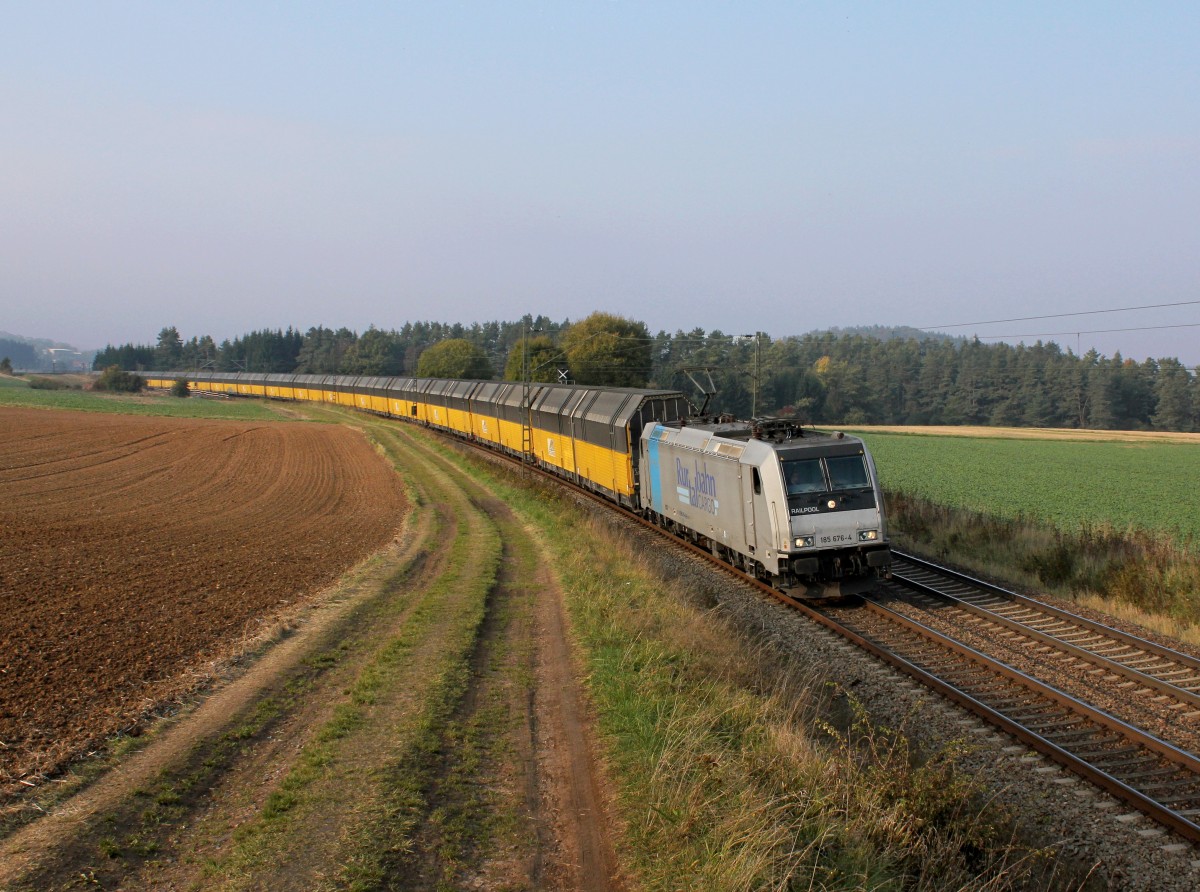 Die 185 676 mit einem Autozug am 08.10.2013 unterwegs bei Dettenhofen.