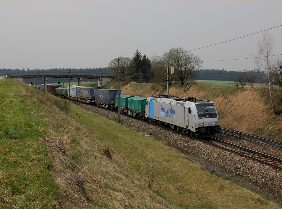 Die 185 676 mit einem KLV-Zug am 05.04.2014 unterwegs bei Pöndorf.