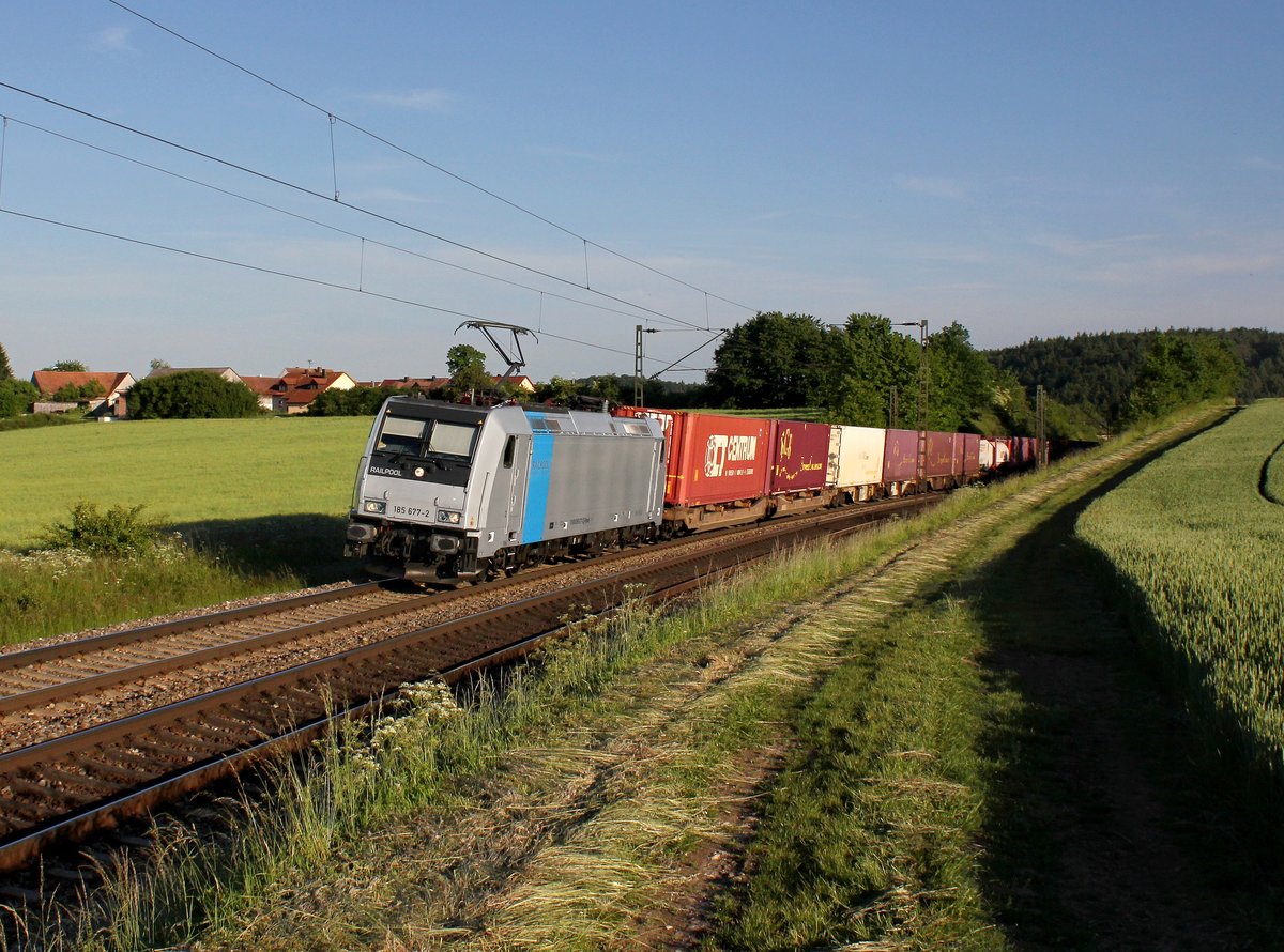 Die 185 677 mit einem KLV-Zug am 06.06.2014 unterwegs bei Dettenhofen.