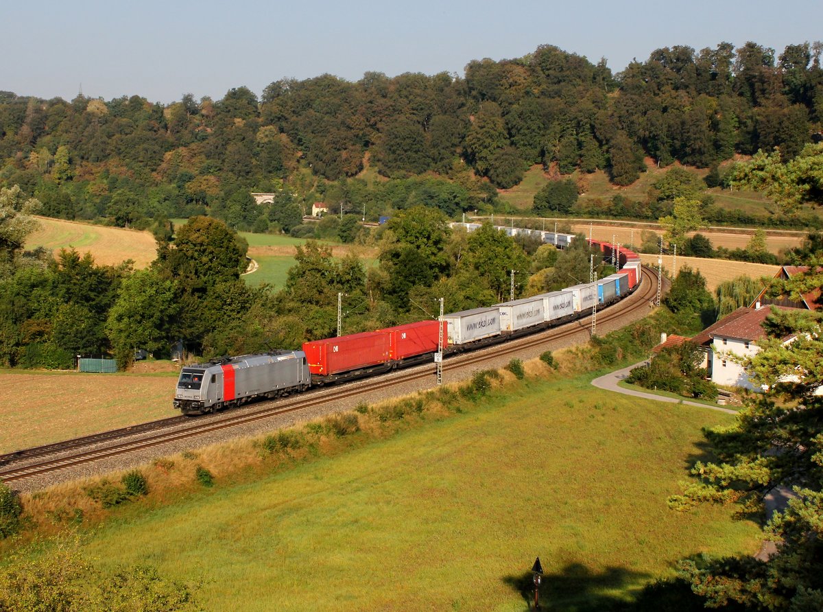 Die 185 679 mit einem umgeleiteten KLV-Zug am 10.09.2016 unterwegs bei Hagenacker.