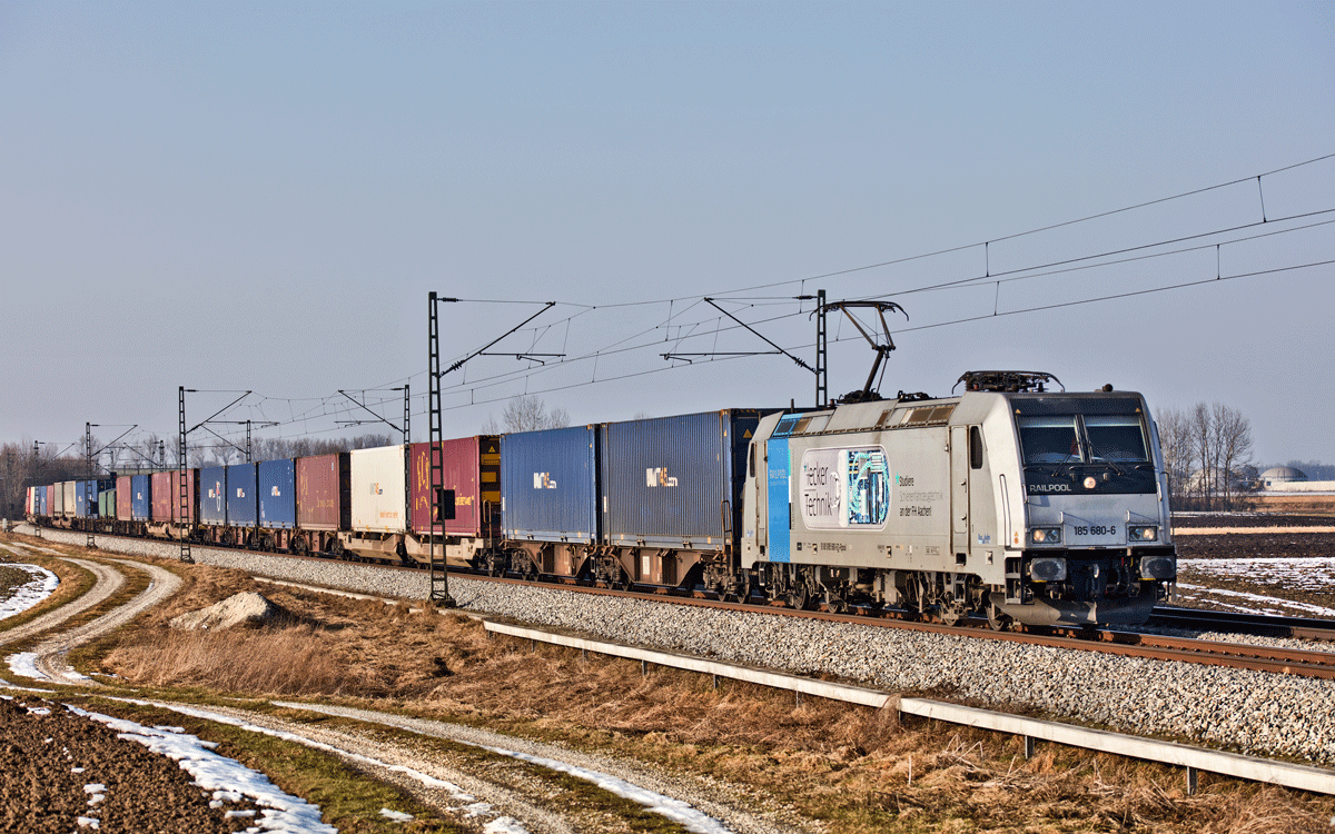 Die 185 680-6 fährt in Niedermünchsdorf mit einem Containerzug vorüber.Bild vom 11.2.2017