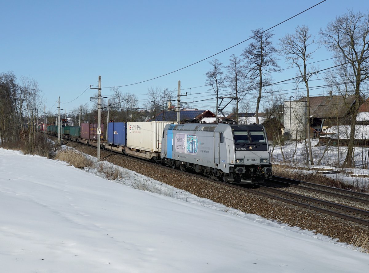 Die 185 680 mit einem KLV-Zug am 05.02.2017 unterwegs bei Kimpling.