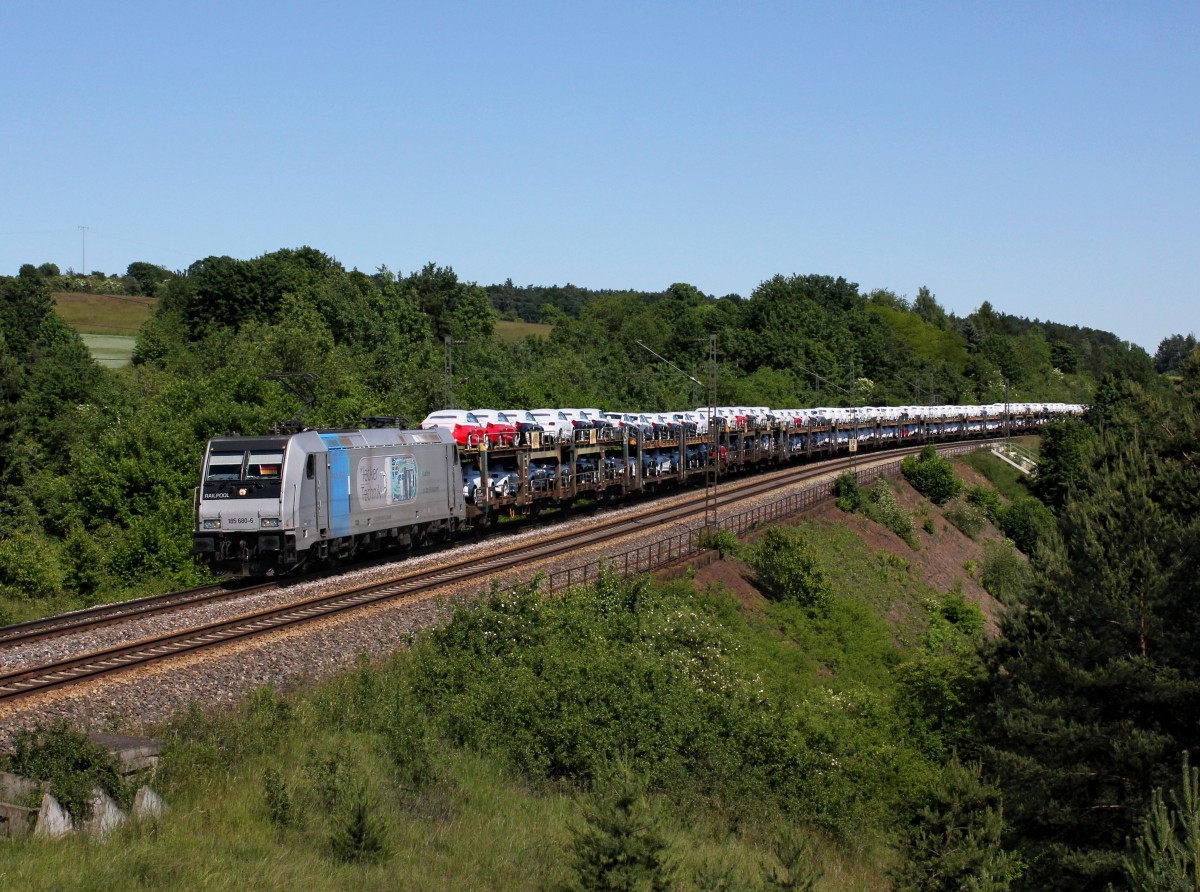 Die 185 680 mit einem Autozug am 06.06.2014 unterwegs bei Laaber.