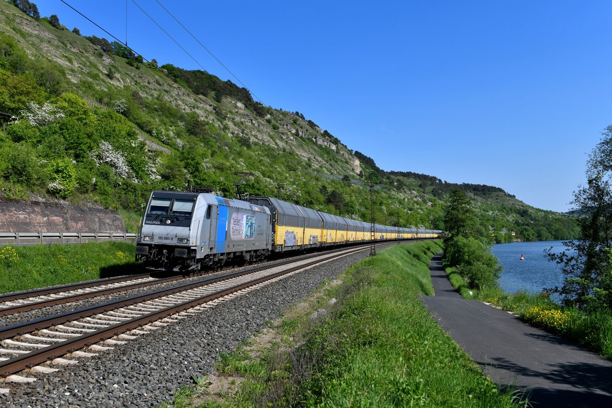 Die 185 680 von Railpool ist seit geraumer Zeit für die Rurtalbahn im Einsatz. Sie wirbt mit dem Spruch  lecker Technik  für ein Studium an der FH Aachen. Am 05. Mai 2018 war die Lok mit einem ARS-Neuwagentransport bei Gambach am Main unterwegs. 